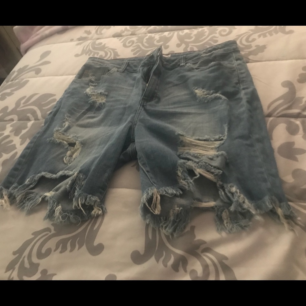 Distressted jean shorts